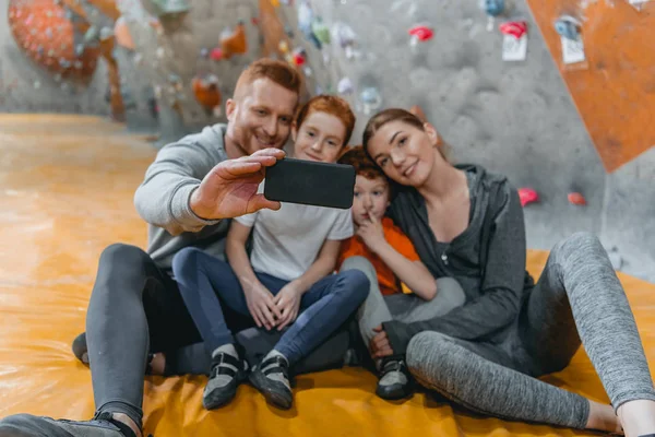 Prendre du selfie en famille au gymnase — Photo de stock