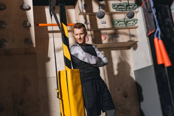 Joven en traje deportivo en el gimnasio - foto de stock