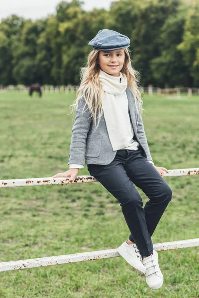 Niño con estilo en el campo - foto de stock
