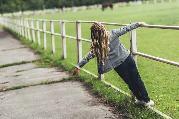 Kind läuft am Zaun entlang — Stockfoto