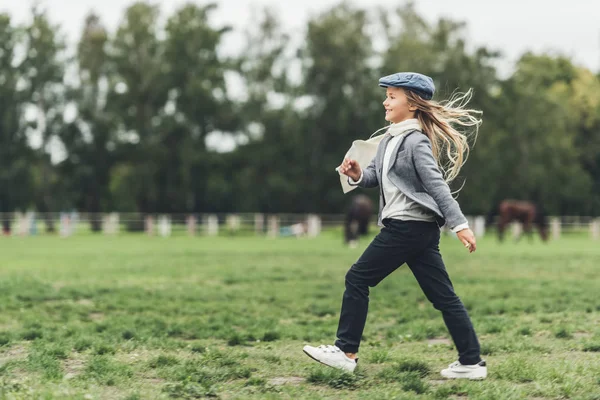 Joyeux enfant en cours — Photo de stock