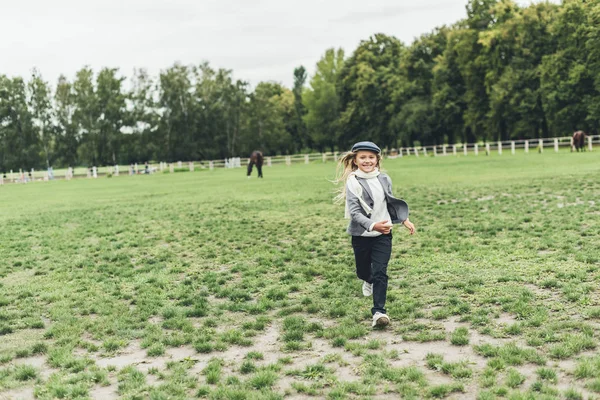 Kid running at countryside — Stock Photo