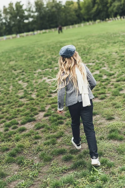 Bambino che corre in campagna — Foto stock