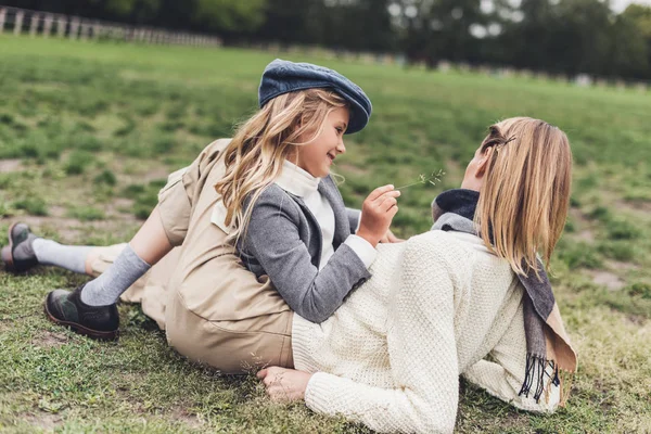 Passer du temps en famille à la campagne — Photo de stock