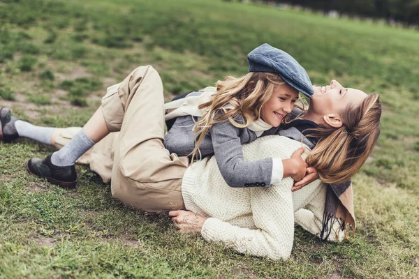 Madre e hija en el campo - foto de stock