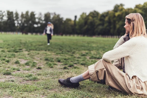 Donna in abito autunno — Foto stock