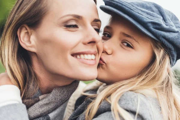 Tochter küsst ihre Mutter — Stockfoto