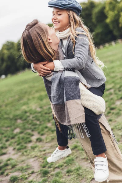 Mãe alegre e filha no campo — Fotografia de Stock