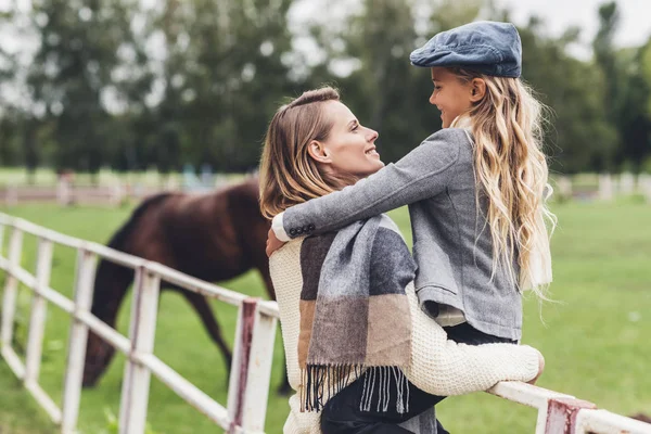 Famiglia al paddock con cavallo — Foto stock