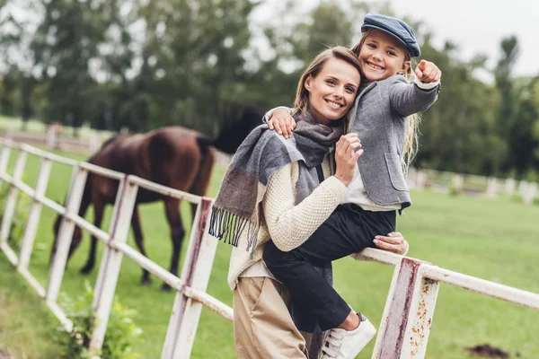 Familia en paddock con caballo - foto de stock