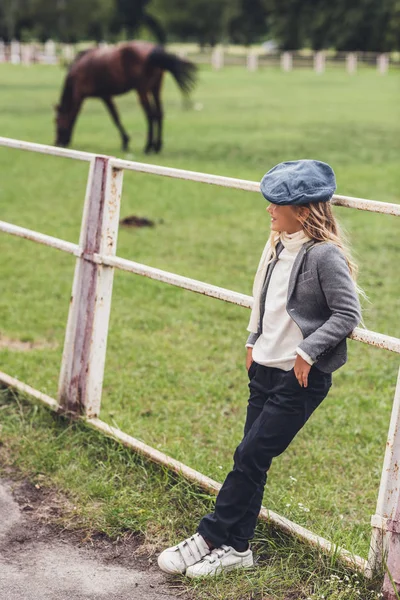 Criança em paddock com cavalo — Fotografia de Stock