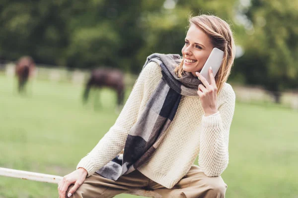 Donna sorridente con smartphone — Foto stock