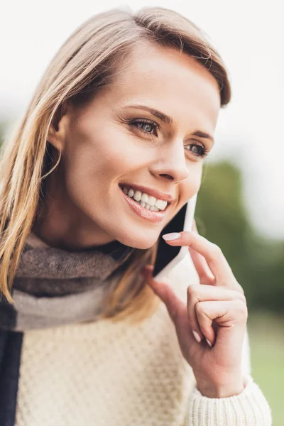 Frau spricht auf Smartphone — Stockfoto