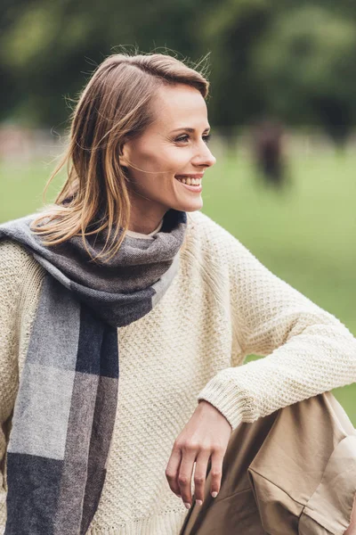 Mujer en traje de otoño en el campo - foto de stock