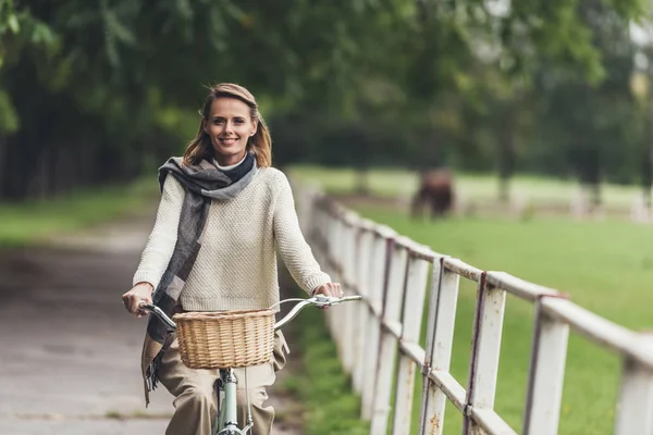 Mulher andar de bicicleta — Fotografia de Stock