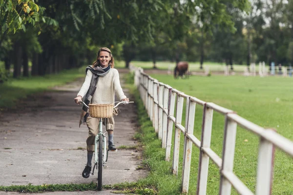 Donna in bicicletta — Foto stock