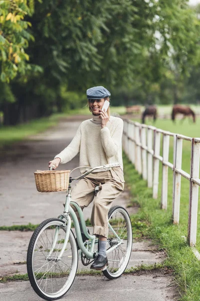 Femme avec smartphone sur vélo — Photo de stock