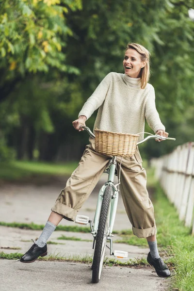 Donna alla moda in bicicletta — Foto stock