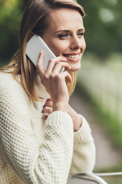 Frau spricht auf Smartphone — Stockfoto