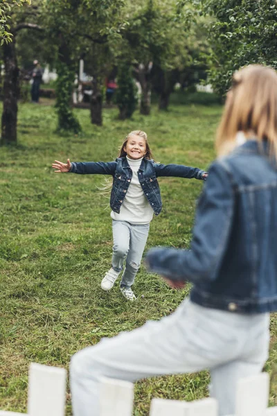 Figlia che corre alla madre — Foto stock