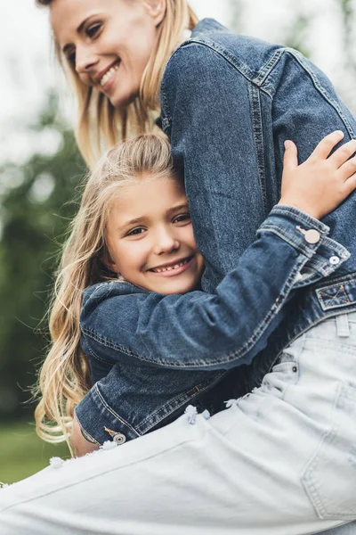 Madre e hija - foto de stock