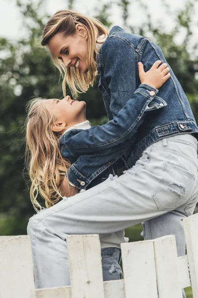 Abrazando a madre e hija - foto de stock