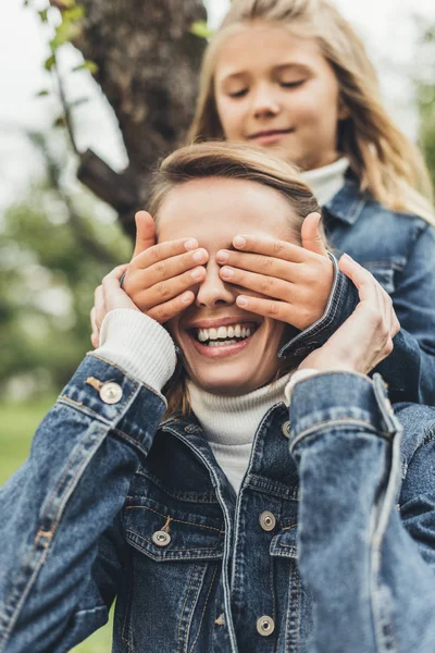 Fille fermer les yeux à mère — Photo de stock