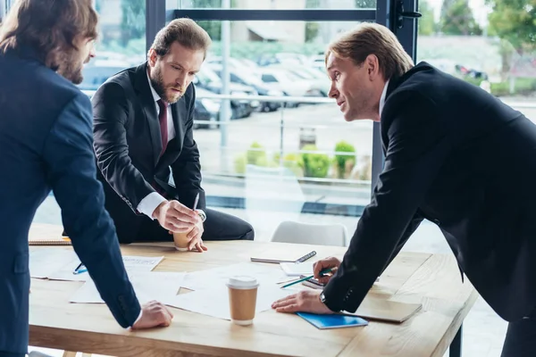 Les hommes d'affaires travaillant dans le bureau — Photo de stock