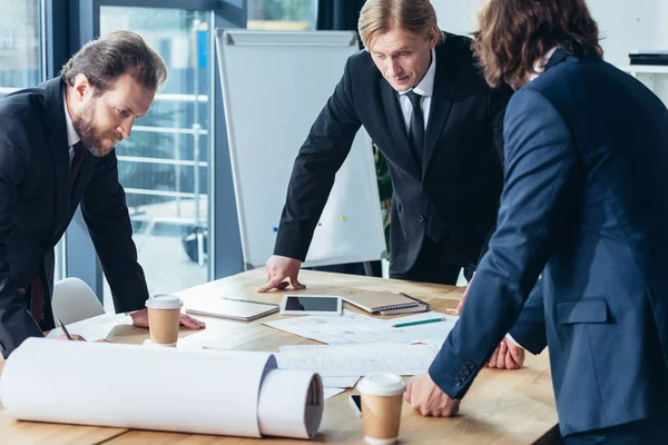 Empresarios trabajando en la oficina - foto de stock