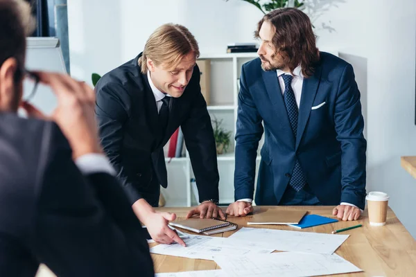 Les hommes d'affaires travaillant dans le bureau — Photo de stock