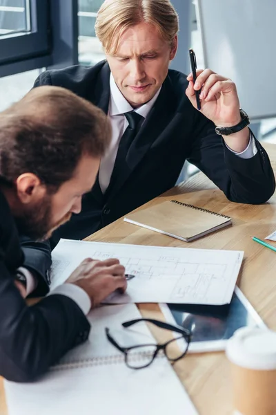 Empresarios trabajando en la oficina - foto de stock