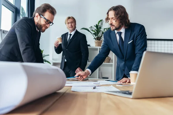 Empresarios trabajando en la oficina - foto de stock