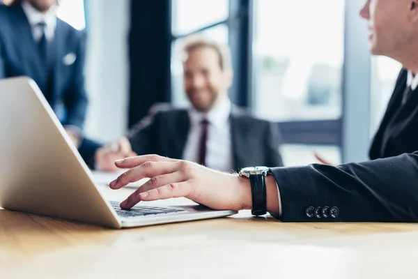 Geschäftsmann mit Laptop — Stockfoto