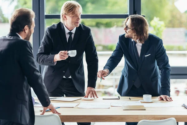 Les hommes d'affaires travaillant dans le bureau — Photo de stock