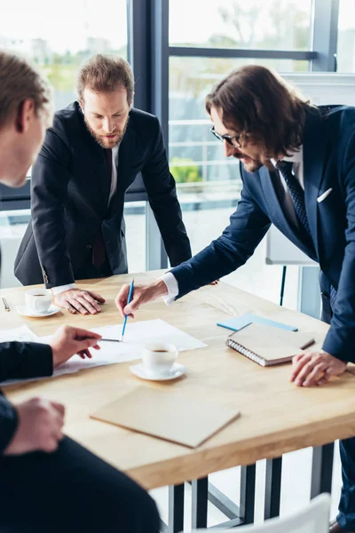 Empresarios trabajando en la oficina - foto de stock