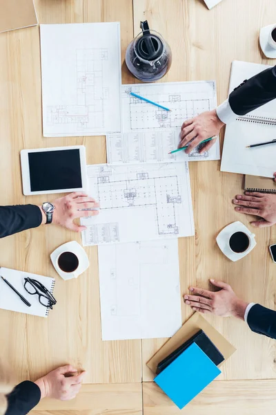 Hombres de negocios que trabajan con planos - foto de stock