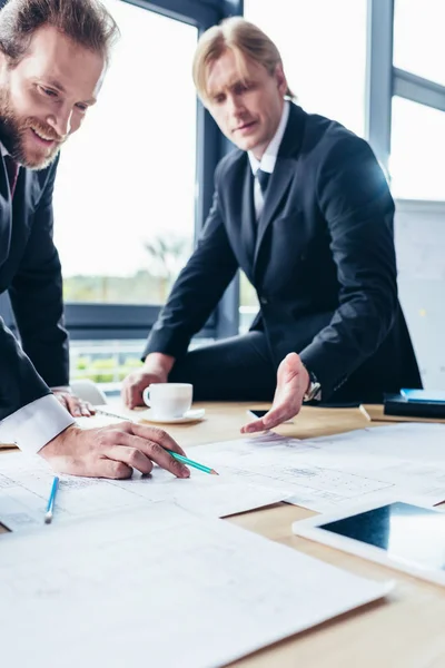 Les hommes d'affaires travaillant dans le bureau — Photo de stock