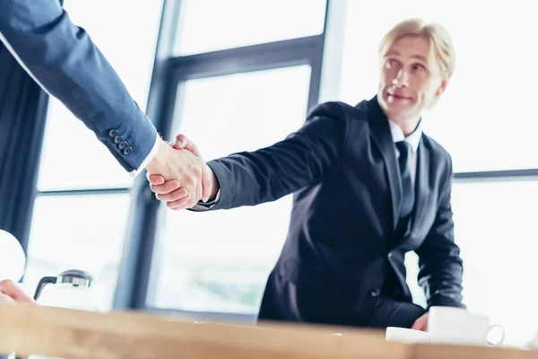 Empresarios dándose la mano - foto de stock