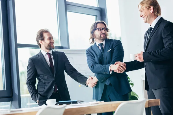 Empresarios dándose la mano - foto de stock