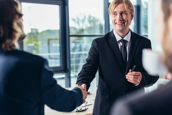 Empresarios dándose la mano - foto de stock