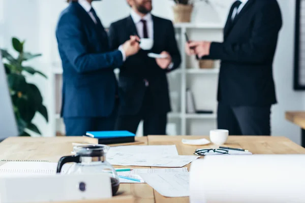 Empresarios hablando en la oficina - foto de stock