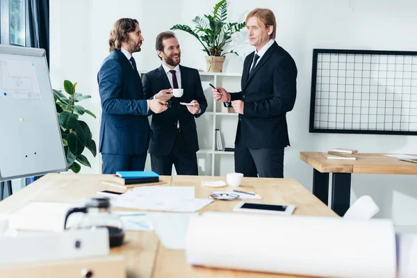 Les hommes d'affaires parlent au bureau — Photo de stock