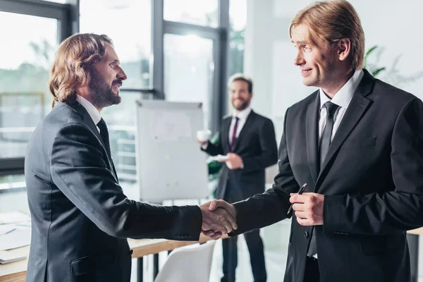 Empresarios dándose la mano - foto de stock