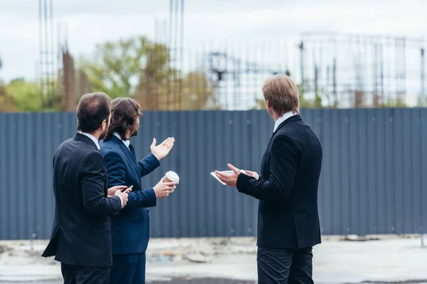 Hommes d'affaires travaillant avec tablette numérique — Photo de stock