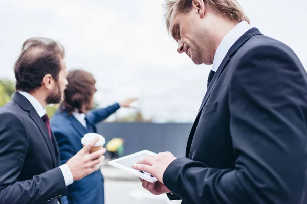 Hombres de negocios que trabajan con tableta digital - foto de stock