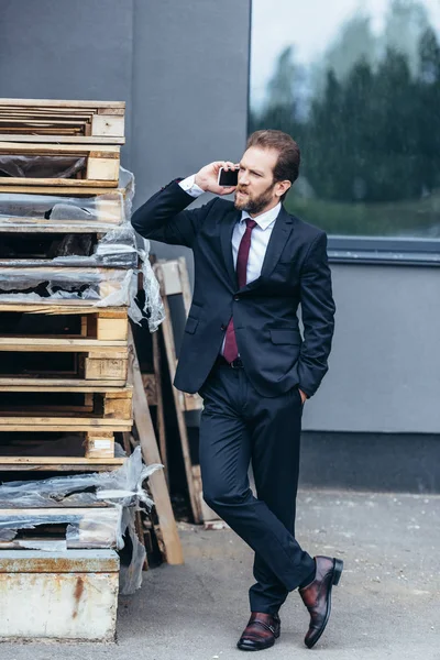 Uomo d'affari che parla su smartphone — Foto stock