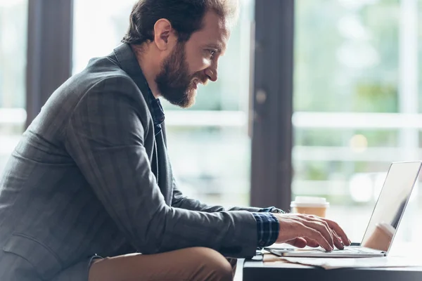 Hombre usando ordenador portátil — Stock Photo