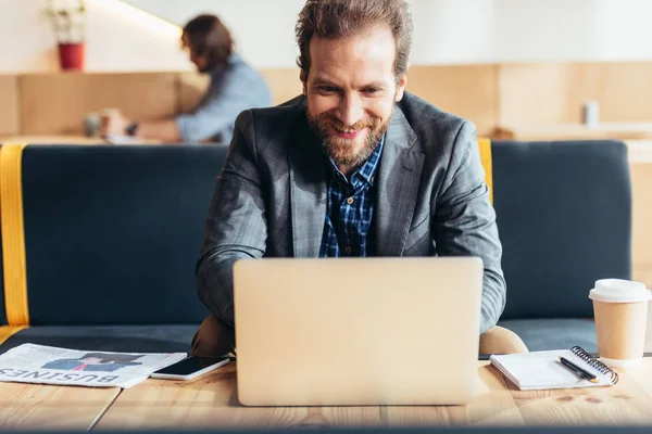 Uomo utilizzando il computer portatile — Foto stock