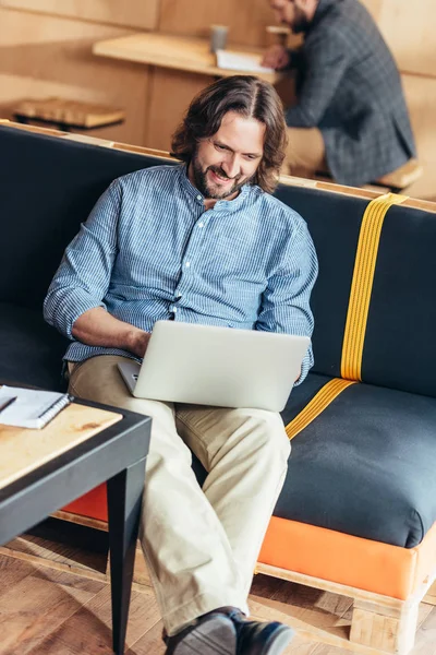 Homme utilisant un ordinateur portable — Photo de stock