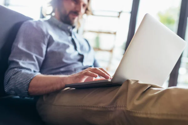 Uomo utilizzando il computer portatile — Foto stock